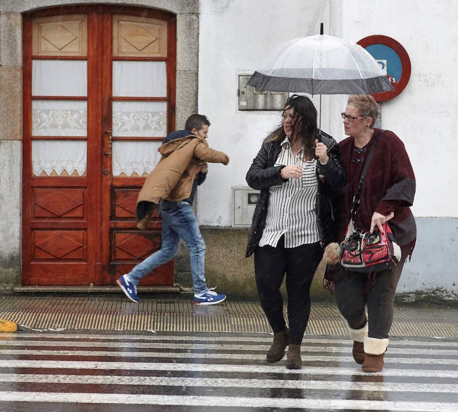 Fotos de la llegada de la borrasca Ana cuyas consecuencias ya son visibles en diferentes puntos de la península como Galicia, Navarra o Castilla-La Mancha. Además, 44 provincias siguen en alerta por fuertes rachas de viento. 