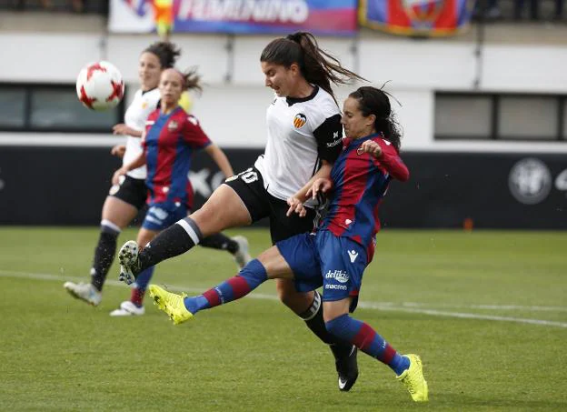 Alharilla y Cubedo pelean por la posesión durante el derbi femenino. 