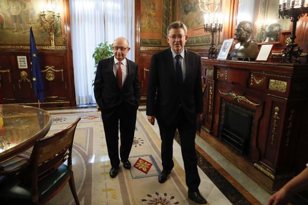 El ministro de Hacienda, Cristóbal Montoro, en su despacho junto al presidente de la Generalitat, Ximo Puig. 