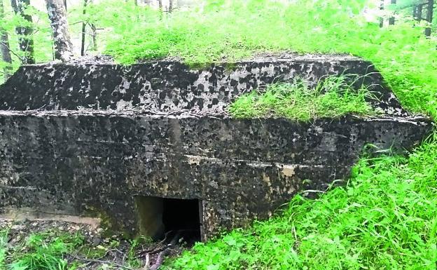 Imagen principal - 1. Entrada a una de las fortalezas | 2. Algunos de los fortines son túmulos en mitad de un monte. | 3. Hay asentamientos que han sufrido el paso del tiempo. 