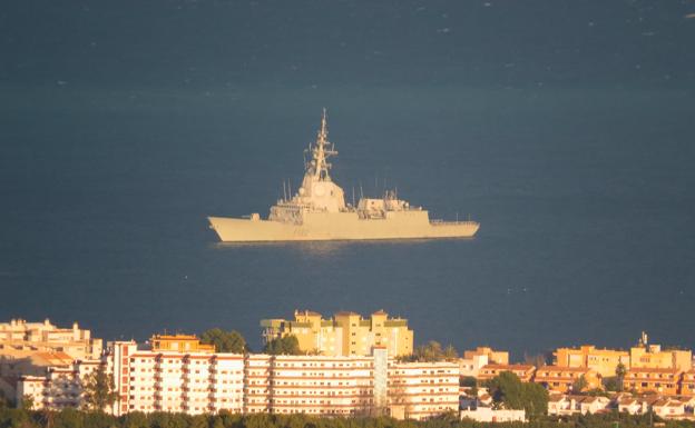 Una fragata de la Armada se refugia del temporal en aguas de Xàbia