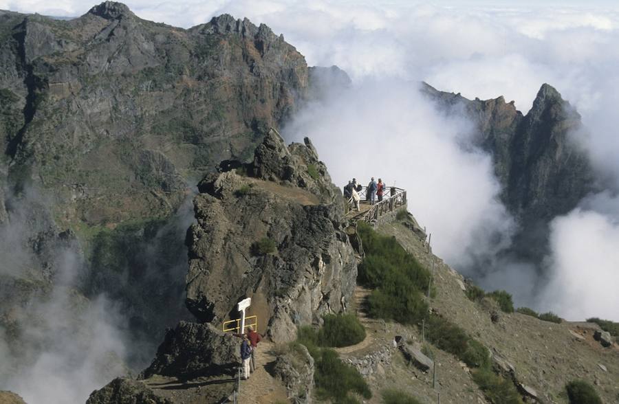 MADEIRA. Esta isla perteneciente a Portugal ha sido considerada como el mejor destino turístico insular del año. La isla de Madeira ofrece una perfecta mezcla entre naturaleza, mar y lifestyle. Este destino junto al mar es mucho más que una simple visita. Ofrece a todos sus visitantes, recuerdos inolvidables. Desde el acogedor carácter de su gente, pasando por su interesante cultura y el sabor de su variada gastronomía, todo ello a la vanguardia de un destino que por supuesto también destaca por ofrecer espectaculares paisajes en la amplitud de todo el archipiélago.