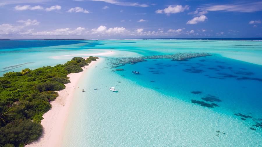 Las MALDIVAS. El país más pequeño del mundo y con las playas más impresionantes del universo. Aguas cristalinas, arenas blancas y espectaculares vistas bajo el mar: corales, peces de colores y cientos de tortugas. Una de las islas favoritas de los turistas es IHURU, una isla casi circular que se eleva como máximo tres metros sobre el nivel del mar. 