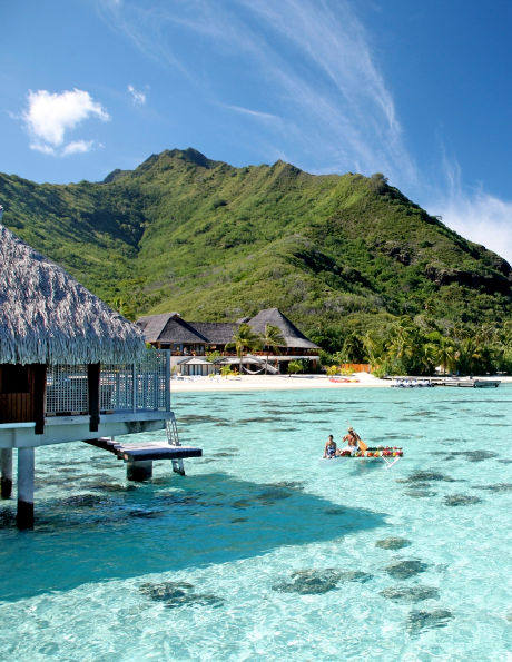  MOOREA, otra de las islas volcánicas de la Polinesia francesa. Este espacio totalmente natural está cubierto por la vegetación abundante, miles de cocoteros que invaden las playas de agua cristalinas. Se trata de un perfecto refugio para los amantes del snorkel y el submarinismo. Esta isla con forma de corazón de una exquisitez desgarradora es, simplemente, el paraíso terrenal.