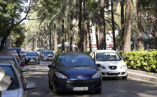 Decenas de coches circulan por Reino de Valencia.