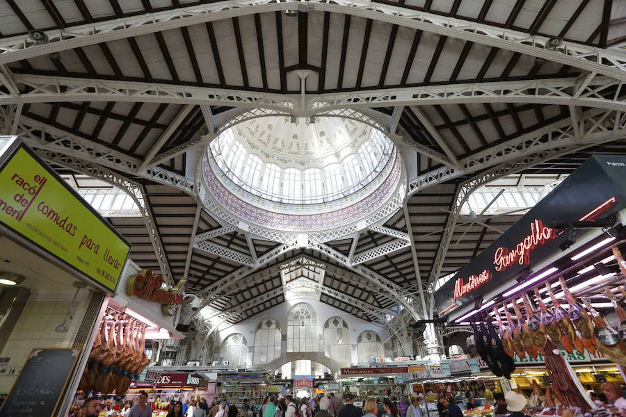 3.- Arquitectura: "Gracias o por culpa de estudiar Arquitectura Técnica tuve que dibujar un año el Mercado Central", recuerda Manzano. "Cada vez que paso por allí veo cosas que los demás seguro que no veis, ya que he dibujado cada elemento arquitectónico con todo lujo de detalles. Allí he pasado frío, calor, prisas, agobios, etc. Me gustaría decir que al final valió la pena pero ni de coña… ¡suspendí!", dice.