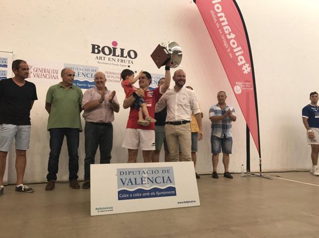 Dorín sostiene un trofeo al lado del diputado provincial Toni Gaspar. 