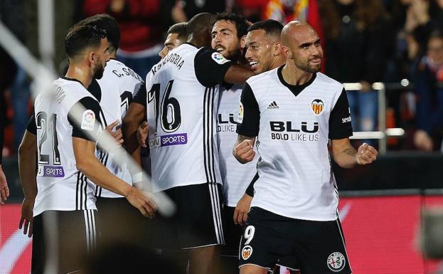 Los jugadores del Valencia CF celebran el gol de Parejo frente al Celta.