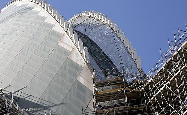 Los trabajos de reparación del Ágora afectan al remate definitivo de la cubierta. / 