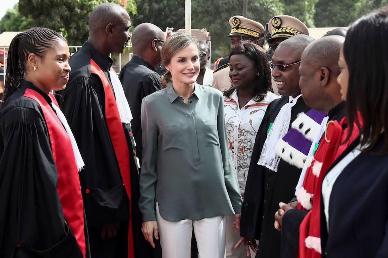 La Reina visita Senegal para conocer algunos de los proyectos de cooperación que España tiene en marcha en este país, en especial, en materia de defensa de los derechos de la mujer y de desarrollo económico y social. 