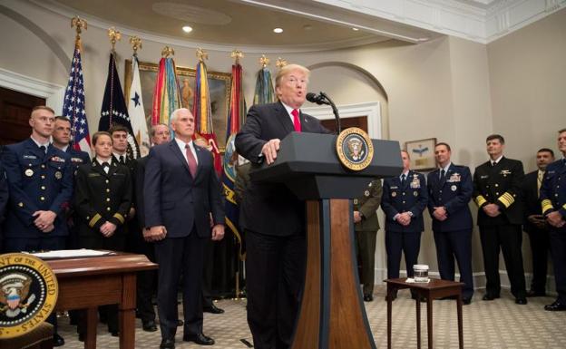 Donald Trump ofrece una rueda de prensa junto a Mike Pence y personal de Defensa, tras la firma de la Ley de Autorización de Defensa Nacional para el 2018.