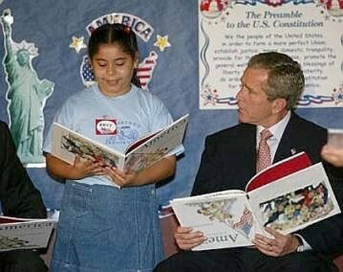 La foto de George W. Bush leyendo un libro al revés también engañó al mundo entero. Se tomó en 2002, durante su visita a una escuela y el por aquel entonces presidente de los Estados Unidos sostenía entre sus manos el libro correctamente. El 'fake', que se movió por las redes sociales, se elaboró para ridiculizar su figura. Los medios de comunicación se encargaron de desmentirlo y mostraron que la fotografía de Associated Press fue manipulada digitalmente, poniendo la portada y contraportada del libro al revés.