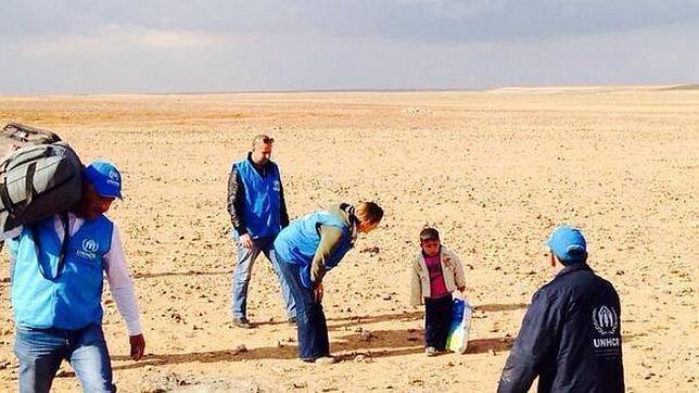 La fotografía viral del pequeño niño sirio Marwan, de cuatro años, huyendo de la guerra conmocionó al mundo, también, con una historia errónea. La interpretación que se dio de la foto fue que el pequeño cruzó el desierto solo, huyendo de la Guerra Civil donde había perdido a casi toda su familia. Pero Marwan, que está en la imagen cargado con una bolsa con lo que parecen ser pertenencias, afortunadamente no viajaba solo.