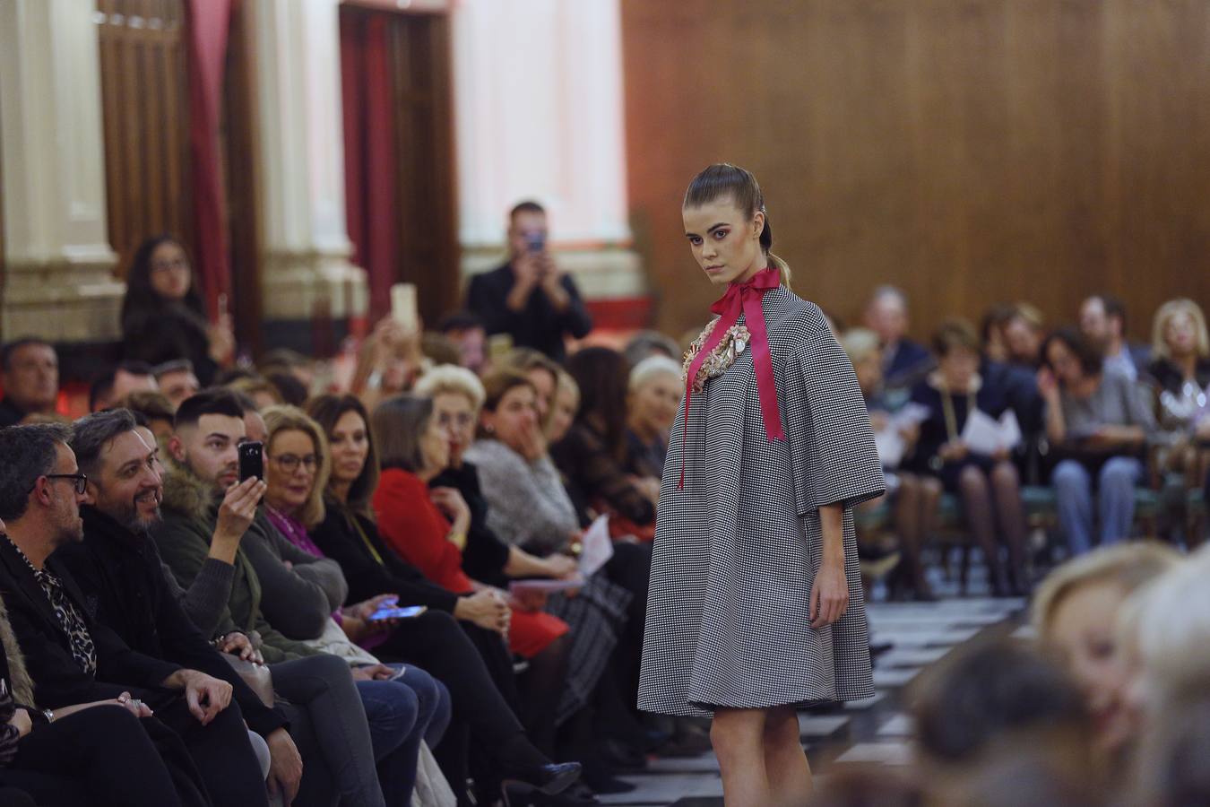 El Ateneo Mercantil de Valencia albergó este jueves un desfile solidario de moda, arte y cultura. El evento, presentado por nuestros compañeros de REVISTA DE VALENCIA Tono Sanmartín y Judith Mas Fenollar, reunió a numerosos rostros conocidos de la sociedad valenciana.