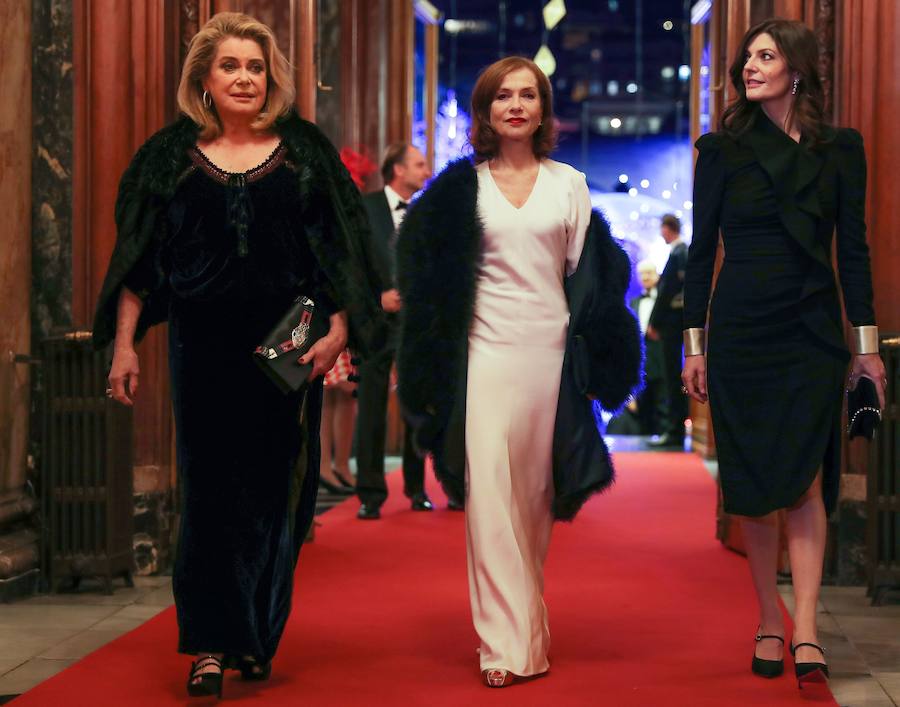 De izquierda a derecha: Catherine Deneuve, Isabelle Huppert y Chiara Mastroianni (hija de Deneuve). En la última cena organizada el segundo fin de semana de diciembre por parte de Carolina de Mónaco en el Casino de Montecarlo.