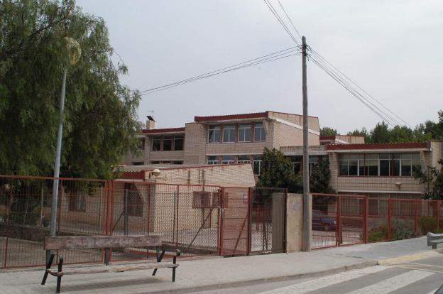Familiares y excompañeros exigen mantener el nombre de Villar Palasí en las escuelas