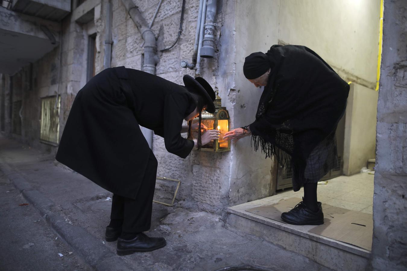 Judíos ultraortodoxos encienden luces en Jerusalén por la celebración del Hanukkah, festividad litúrgica ebrea que también se conoce como Festival de las luces o luminaria y que durará una semana.