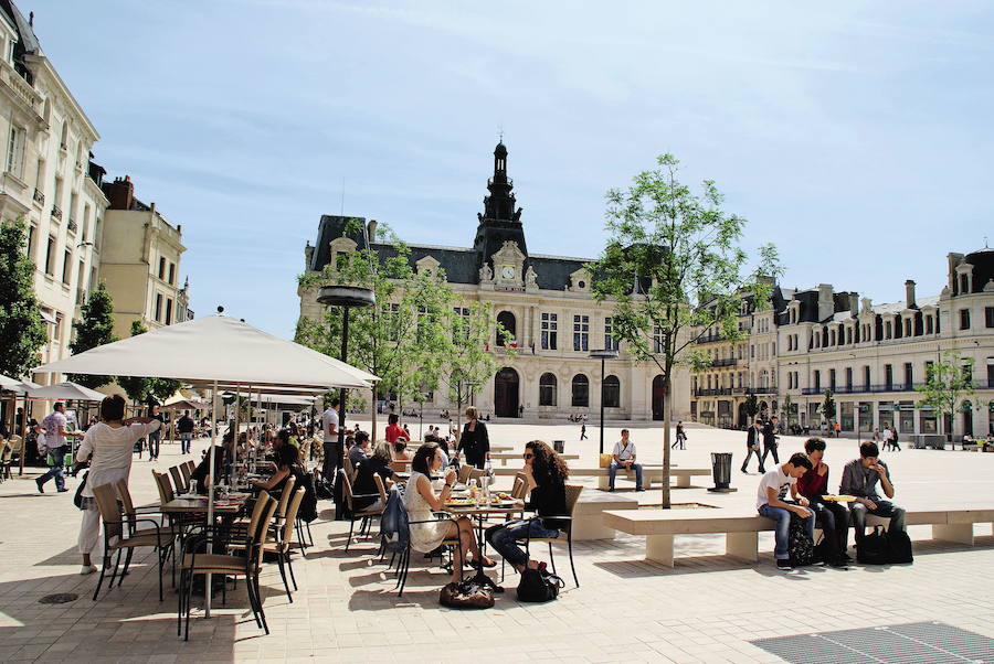 AYUNTAMIENTO DE POITIERS (FRANCIA): El ayuntamiento de Poitiers se alza imponente en la Place du Maréchal-Leclerc, completamente peatonal y llena de terrazas. Un espacio abierto en el que el ocio encuentra su hueco. Tomar un café o una ensalada con vistas al increíble edificio del siglo XIX, construido concretamente en el año 1875, es posible.