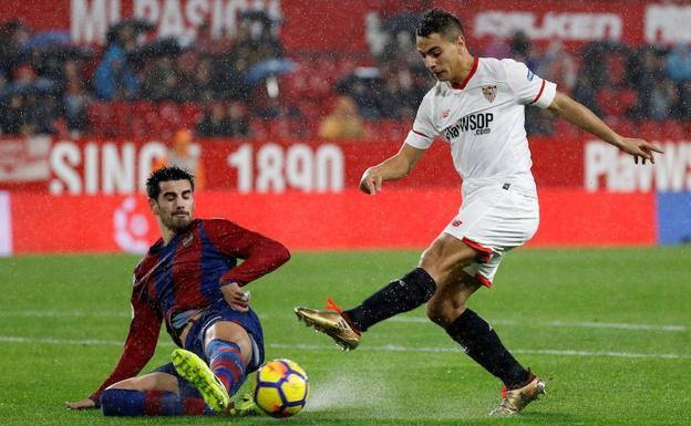 Ben Yedder y Chema disputan un balón en el partido de hoy.