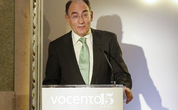 Galán da un discurso.