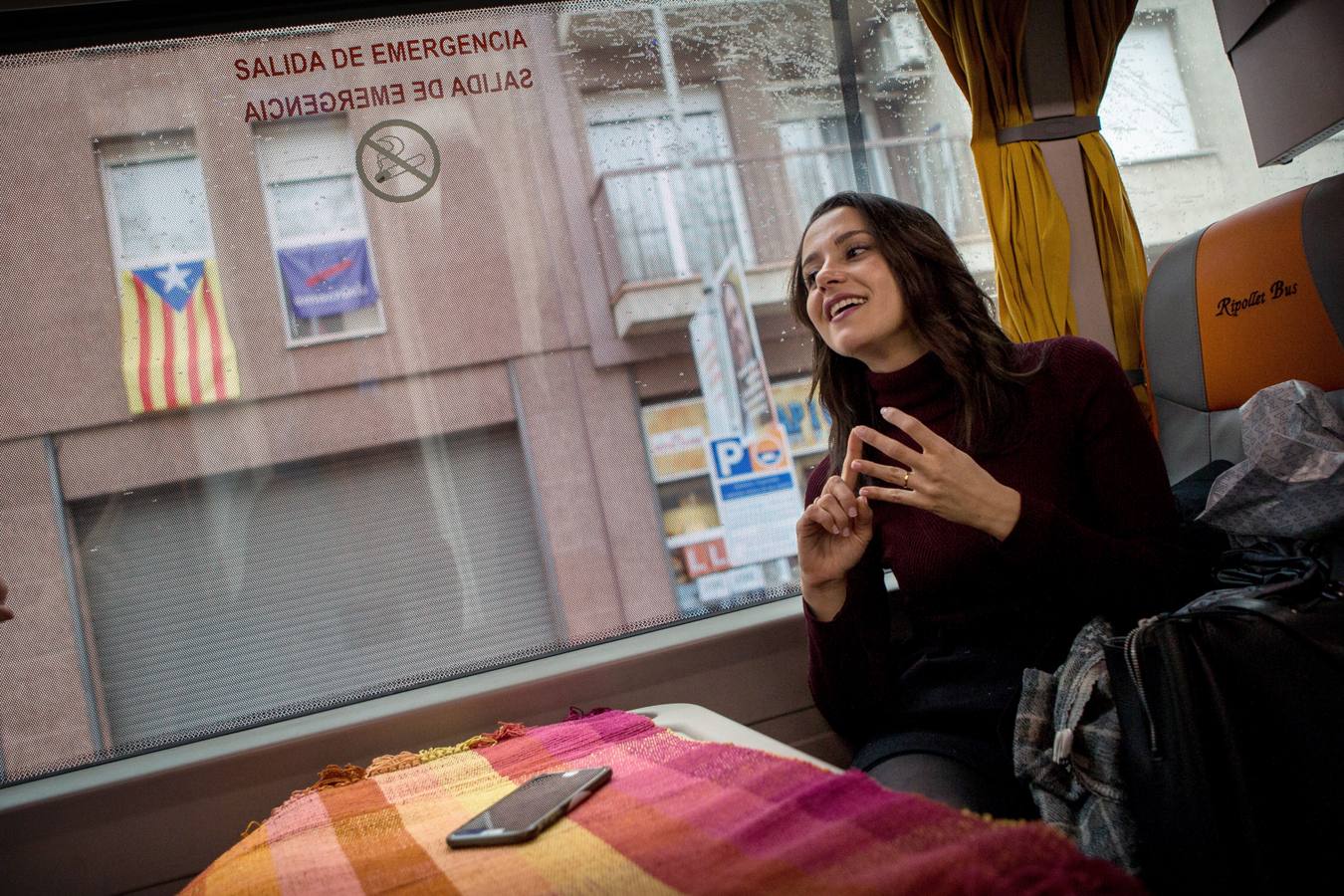 La candidata a la presidencia de la Generalitat por Ciudadanos, Inés Arrimadas, en el autobus de campaña que traslada a los periodistas que siguen sus actos electorales, hoy, durante un recorrido entre Figueras y Girona. 