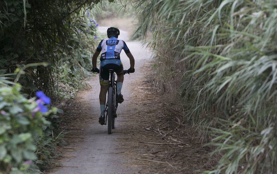 EJERCICIO AL AIRE LIBRE: Para desconectar, Jandro elige el circuito fluvial del río. "Me encanta ir en bici. El trayecto desde el bypass de Paterna hasta Villamarxant es fantástico", desvela. Además, reconoce ser asiduo ya que "todas las semanas me doy una vuelta por él y logro desconectar del estrés de la semana".