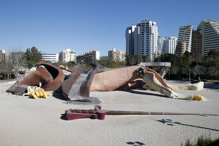 UN GIGANTE EN EL CAUCE: "La de agujeros que me he hecho en los pantalones tirándome por sus toboganes", comenta Jandro al hablar de Gulliver. "Ir allí con los niños es fantástico y agotador. Es un lujo tener en Valencia un cauce del río tan bien aprovechado. Puedes pasear, correr, ir en bici, jugar en el Gulliver... Me parece uno de los grandes tesoros de la ciudad".