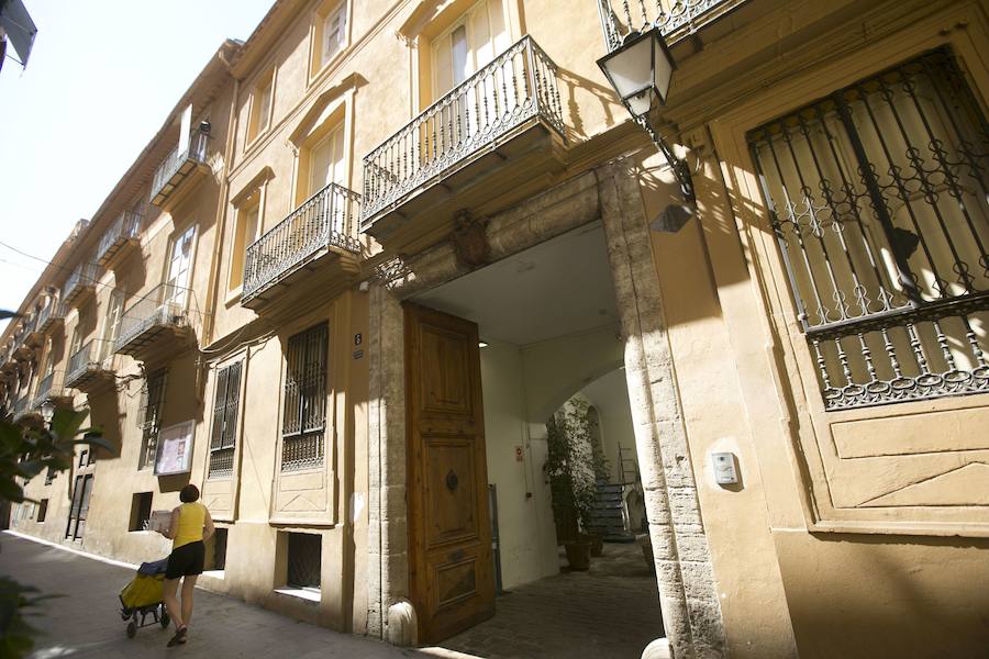 DEJAR VOLAR LA IMAGINACIÓN: Uno de los teatros de la ciudad que más gusta a Jandro es el Escalante. "Es especial", asegura. Y es que, en su memoria aún está una visita que hizo de niño con el colegio en la que los actores iban con lianas por encima del público. "No he visto nada igual ni en Las Vegas", cuenta chistoso. Por último, no quiere dejar escapar la oportunidad de recordar lo "importante que es llevar a los niños pequeños al teatro para que dejan volar su imaginación y creatividad".