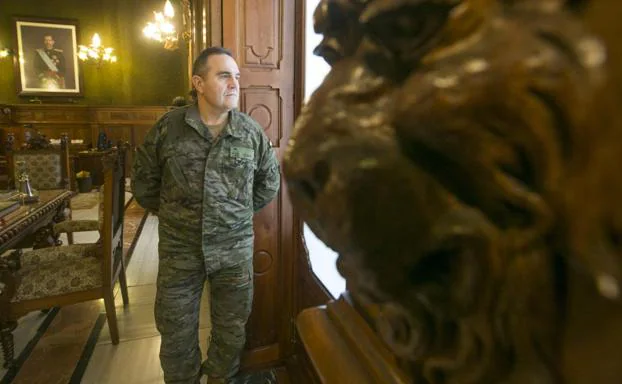 El teniente general Gan mira por una ventana de su despacho, en el histórico Convento de Santo Domingo de Valencia, sede del Cuartel General Terrestre de Alta Disponibilidad.