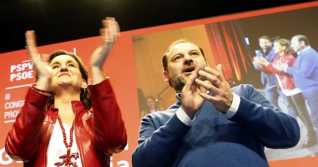 Mercedes Caballero y José Luis Ábalos, ayer, en el congreso del PSPV. 