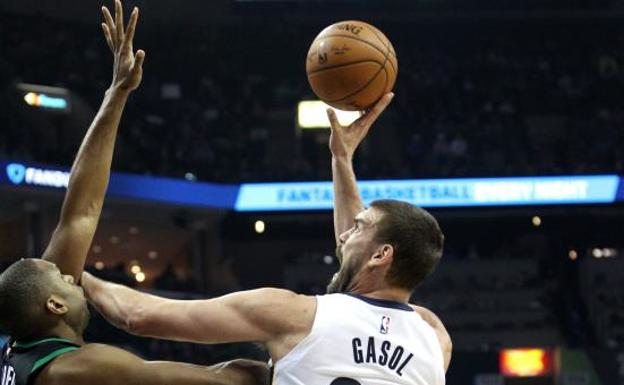 Marc Gasol (d) en acción ante la marca de Al Horford 