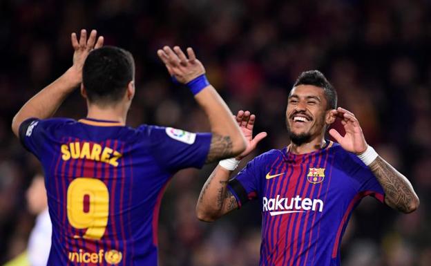 Luis Suárez y Paulinho celebran uno de los goles del Barça al Deportivo. 