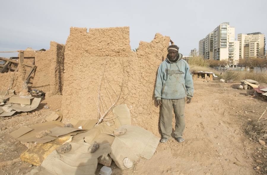 Un inmigrante levanta con sus manos una casa africana de adobe junto al Bioparc | Barro, plásticos y maderas sirven a un congoleño para construir una vivienda con muros de dos metros; «como de la basura y bebo de la huerta», dice el africano