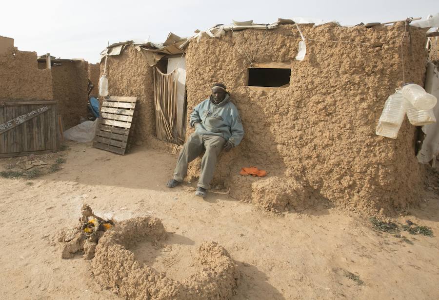 Un inmigrante levanta con sus manos una casa africana de adobe junto al Bioparc | Barro, plásticos y maderas sirven a un congoleño para construir una vivienda con muros de dos metros; «como de la basura y bebo de la huerta», dice el africano