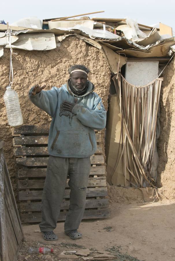 Un inmigrante levanta con sus manos una casa africana de adobe junto al Bioparc | Barro, plásticos y maderas sirven a un congoleño para construir una vivienda con muros de dos metros; «como de la basura y bebo de la huerta», dice el africano