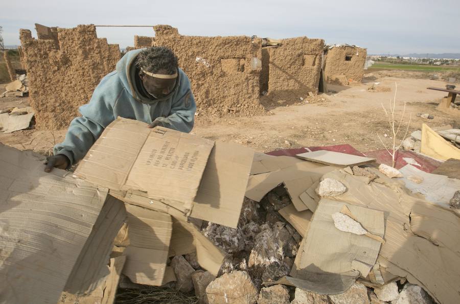 Un inmigrante levanta con sus manos una casa africana de adobe junto al Bioparc | Barro, plásticos y maderas sirven a un congoleño para construir una vivienda con muros de dos metros; «como de la basura y bebo de la huerta», dice el africano