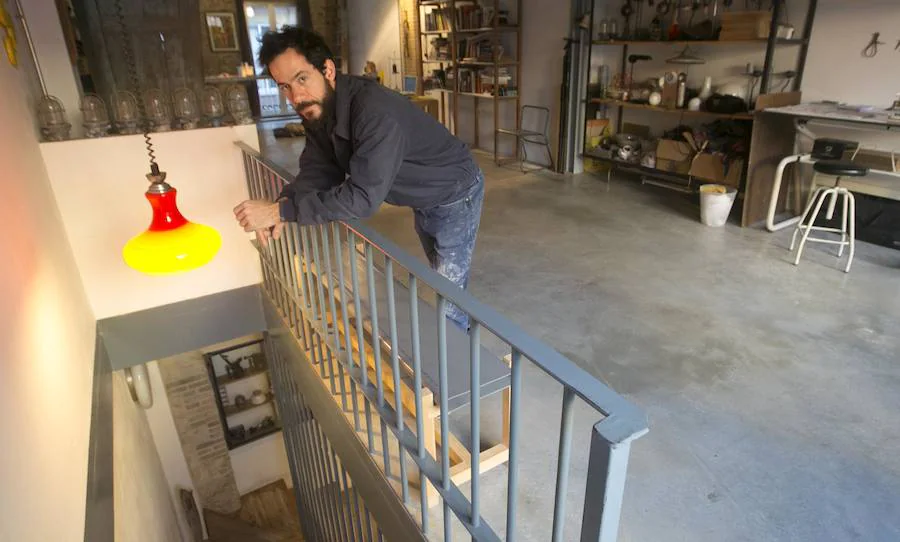 Lebrel y sus guardianes | Fernando Abellanas adoptó el nombre artístico en homenaje a dos galgos que son parte de la familia e incluso del decorado de este inmueble al que regaló una segunda vida para convertirlo en casa y taller.