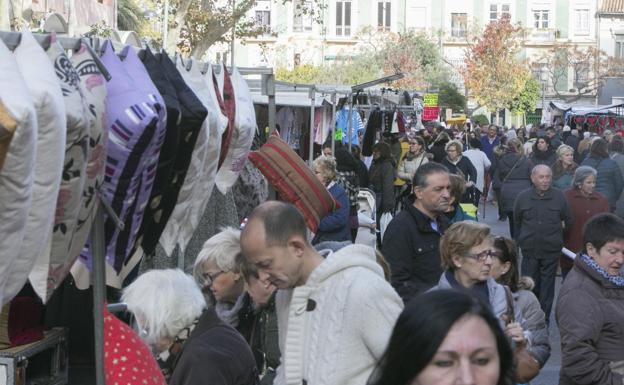 Decenas de personas visitan el mercado del Cabanyal, esta semana.