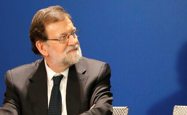 Rajoy atiende en un acto de campaña. 