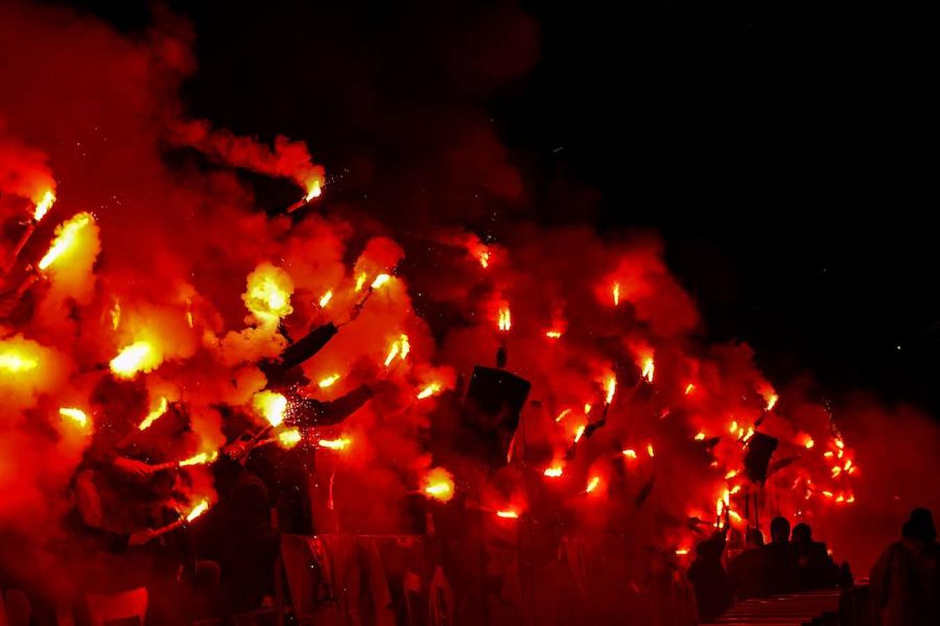 Miembros de 'Bad Gones' encienden bengalas en el partido entre el Olympique de Lyon y el Marsella, en un partido de la Liga francesa.