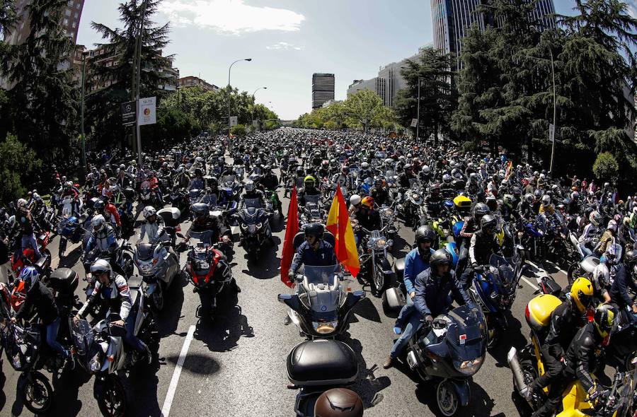 Después de poco más de una semana ingresado tras sufrir un accidente cuando conducía un quad, el expiloto español Ángel Nieto fallecía a los 70 años en un hospital de la isla de Ibiza. Los pilotos españoles que ahora brillan en el Mundial de motociclismo, con Marc Márquez al frente, tuvieron en Ángel Nieto un ídolo. Ganó 13 títulos mundiales (12+1, como repetía por superstición) y se quedó a dos del récord absoluto del italiano Giacomo Agostini. Ambos son considerados los pioneros del motociclismo actual. La noticia de la muerte de Ángel Nieto conmocionó al mundo del motor. El 16 de septiembre, los aficionados y pilotos se citaron en Madrid para un homenaje, con la presencia de 45.000 motos para recorrer la distancia entre el estadio Santiago Bernabeu y el circuito del Jarama.