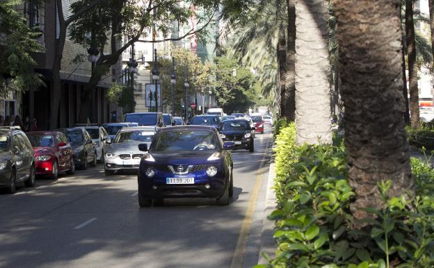 Parte de la calzada de la avenida Reino de Valencia, junto al palmeral. 