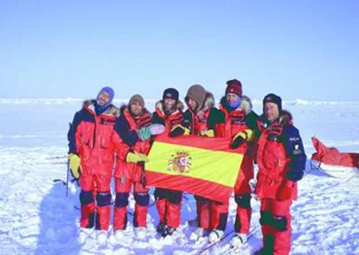 Imagen secundaria 1 - Arriba, en el polo sur en 1995. Abajo, de izquierda a derecha, Gan en el polo norte en 1999 y con sus compañeros en el Everest en 1992.