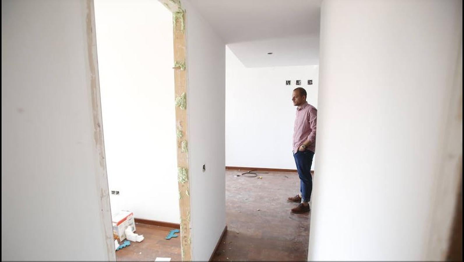 Álvaro observa los destrozos causados por los okupas en su piso de la calle Sagunto de Valencia. El banco le cambiará ahora la vivienda.