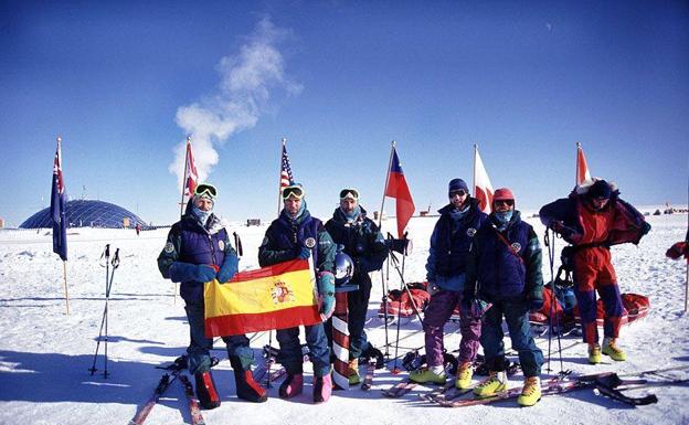 Imagen principal - Arriba, en el polo sur en 1995. Abajo, de izquierda a derecha, Gan en el polo norte en 1999 y con sus compañeros en el Everest en 1992.