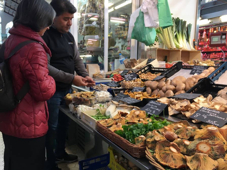 Más de ocho mil metros cuadrados de pequeñas tiendas: pescaderías, carnicerías, fruterías y verdulerías, tiendas de frutos secos, cervezas y especias, entre otros, que ponen en marcha a más de 1.500 personas.