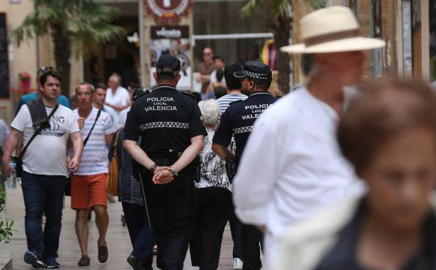 Una pareja de la Policía Local patrulla por Valencia.