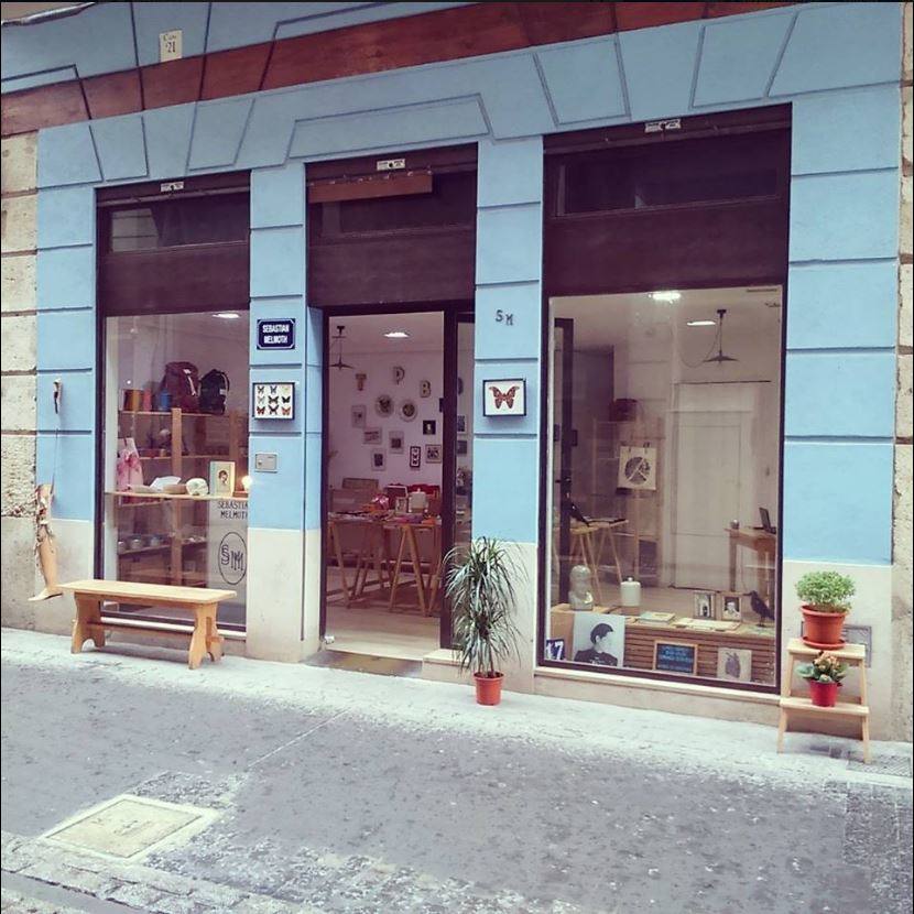 DETALLES ESPECIALES: Junto a La Lonja y el Mercado Central se encuentra la tienda Sebastian Melmoth, que Belenguer siempre elige cuando tiene que hacer "un regalo especial". "¡Además de piezas de arte, diseño, cuadros, cerámica, etcétera, en el piso de arriba te puedes encontrar con alguna exposición o concierto!".