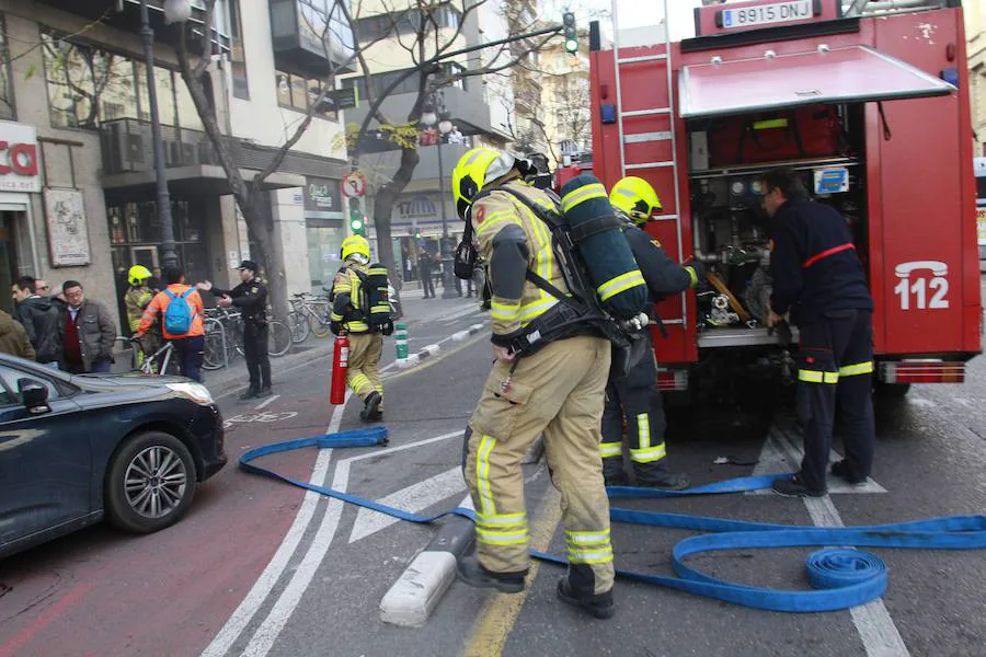 Alarma en la calle Guillem de Castro, por un pequeño incendio en el cuadro eléctrico de una finca, que ha sido rápidamente sofocado por los bomberos.