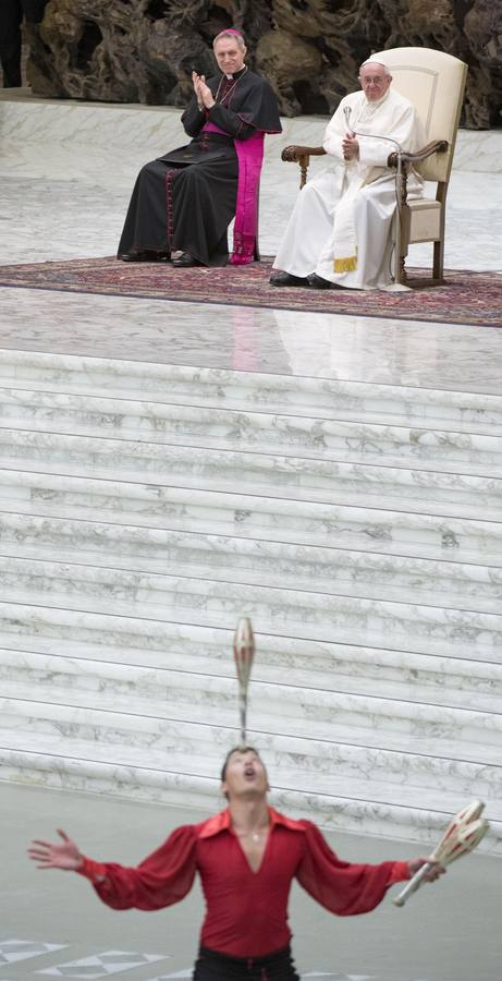 Un artista del Circo Cubano actúa ante el Papa Francisco, en el día de su aniversario, durante la audiencia general de los miércoles en el aula Nervi del Vaticano,